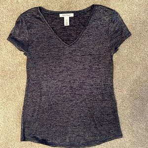 White House Black Market v neck top 💙